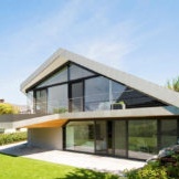 Landhaus mit Dachboden unter Glas