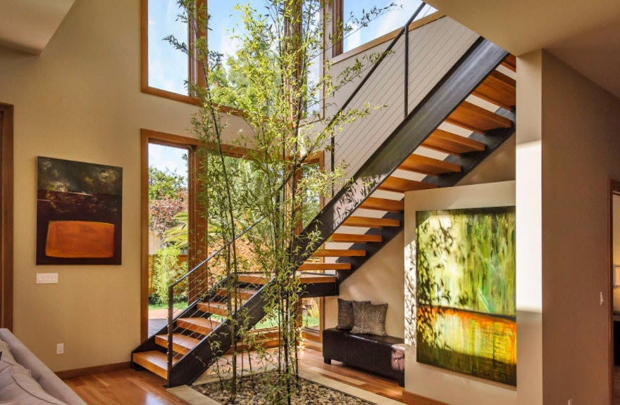 Holztreppe in einem modernen Haus