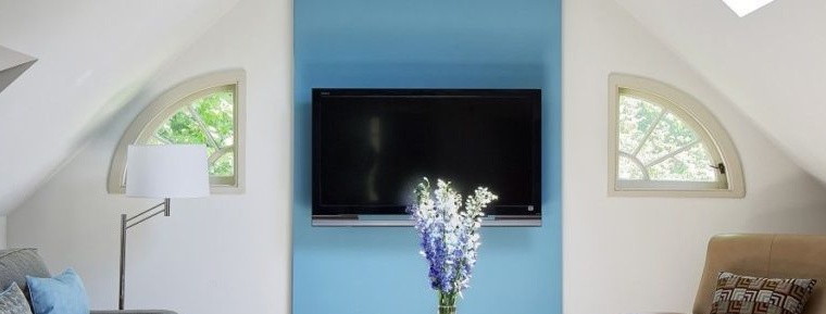 Fernsehapparat auf einer kontrastierenden Wand