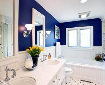 blaue und weiße Badezimmeroberfläche
