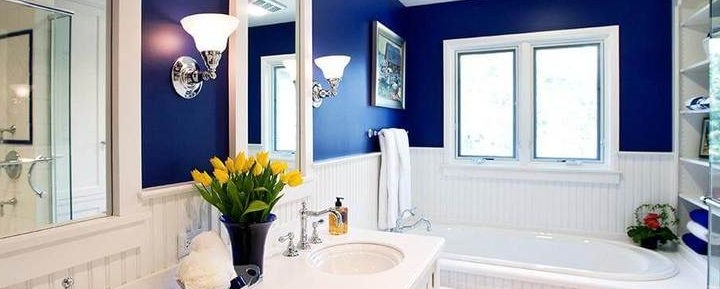 blau-weiße Badezimmeroberfläche