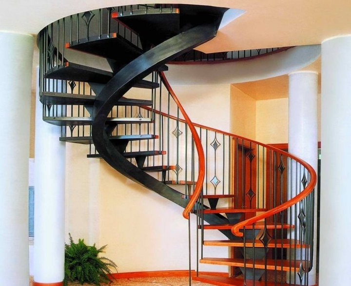 tangga spiral yang bergaya
