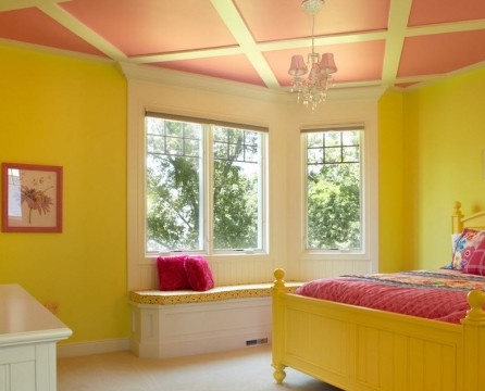 Leuchtendes Gelb an Wänden und Decke des Kinderzimmers