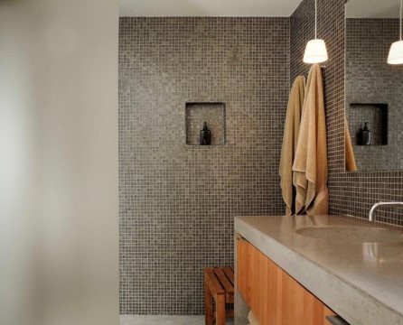 Graues Mosaik im Badezimmer