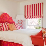 Sonniges orangefarbenes Schlafzimmer für ein Mädchen