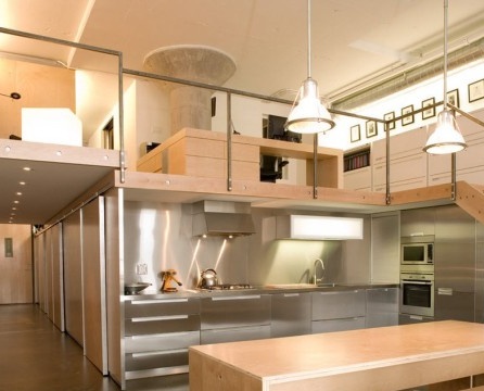 Küchenflur in einem zweistöckigen Haus