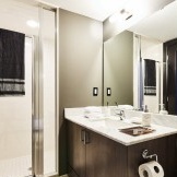 Badezimmer mit kontrastierenden Möbeln
