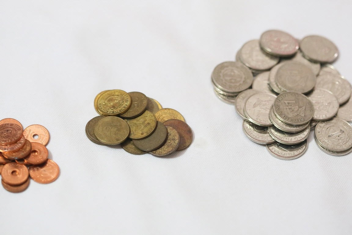 Münzen in drei Haufen
