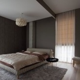 Wohnzimmer mit hohen Decken