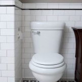 Weiße Fliese für Toilette