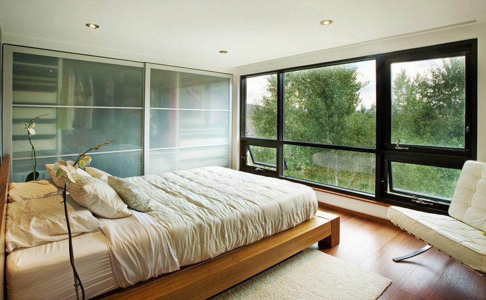 Bilik tidur dengan tingkap panorama