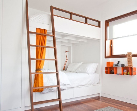 Katil tidur putih dengan tangga coklat