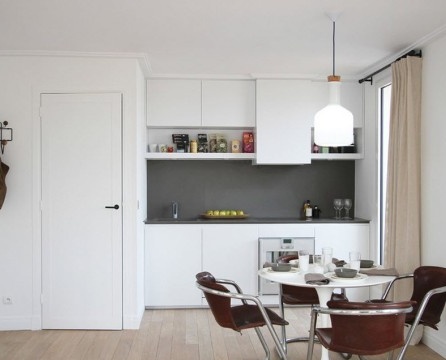 graue Küchenschürze in einer weißen Küche