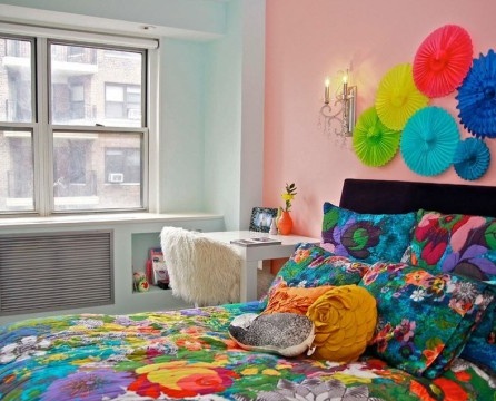 Mehrfarbige Tagesdecke im Schlafzimmer