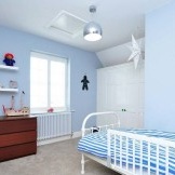 Weiße Farbe kombiniert mit Blau im Kinderzimmer