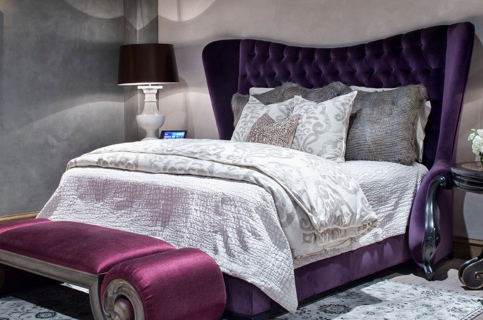 Katil dengan kepala katil ungu