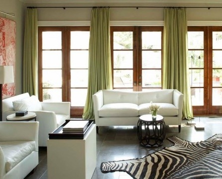 Geräumiges Zimmer mit grünen Vorhängen