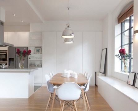 Ovaler Tisch mit weißen Stühlen in der Küche