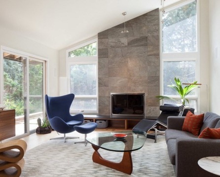 Im Jahr 2015 finden Sie im Innenraum des Wohnzimmers leicht Möbel, die für verschiedene Stile charakteristisch sind