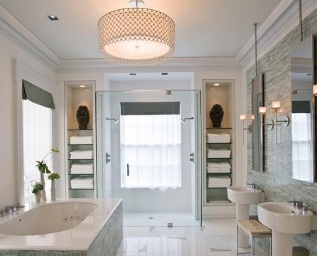 Symmetrische Nischen mit Regalen in einer weißen Badewanne