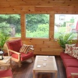 Rote Kissen auf Holzstühlen