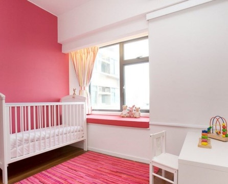 Rote Wand und Teppich im Kinderzimmer