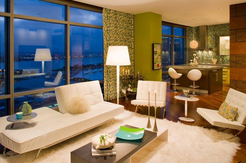 Gemütliches Wohnzimmer mit grünen Vorhängen.