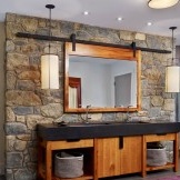Kawasan sink dan cermin diserlahkan dengan penamat batu besar
