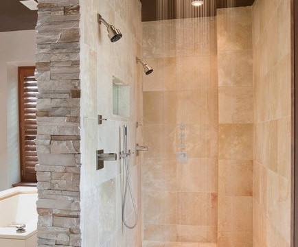Die Kombination von Fliesen und Naturstein in der Dusche