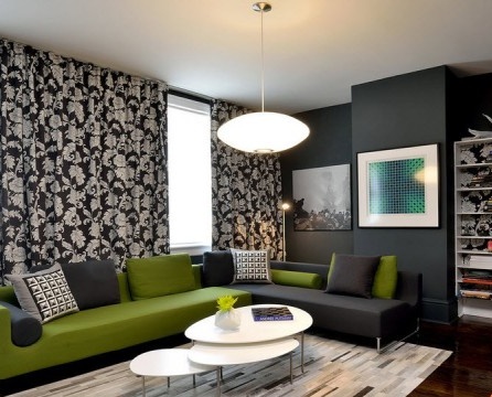 Sofa hijau dan langsir yang dicetak