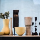 Vasen in einem modernen Interieur
