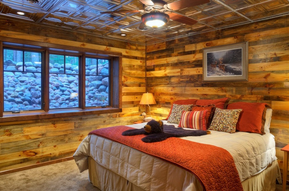 Schlafzimmer mit Holzverkleidung