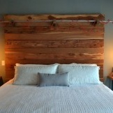 Katil putih dengan kepala katil kayu