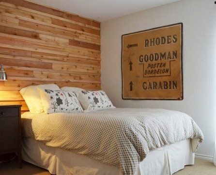 Holzwand am Kopfende des Bettes