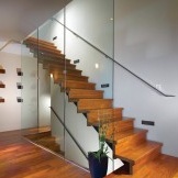 Holztreppe mit Glasgeländer