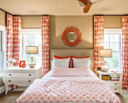 Vorhänge mit roten Mustern im Schlafzimmer