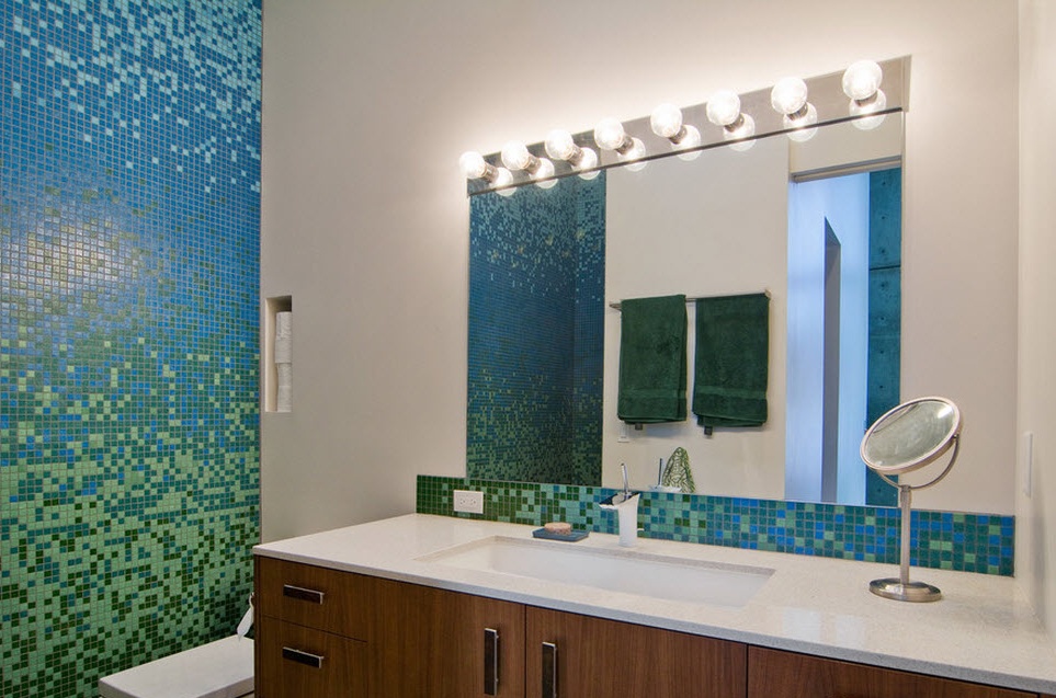 Mocha biru-hijau di dinding di bilik mandi