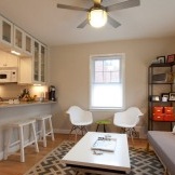 Studio dapur dengan perabot putih