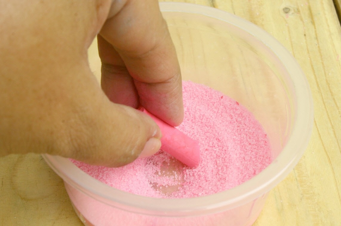 Die dritte Stufe der Herstellung von farbigem Sand
