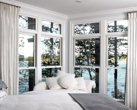 Weißes Eckfenster im Schlafzimmer