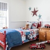 Rotes Bett im Kinderzimmer