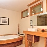 Hiasan bilik mandi kayu dalam gaya oriental