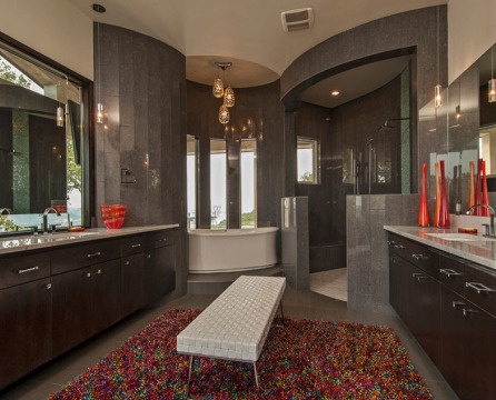 Farbiger Teppich in einem klassischen Badezimmer