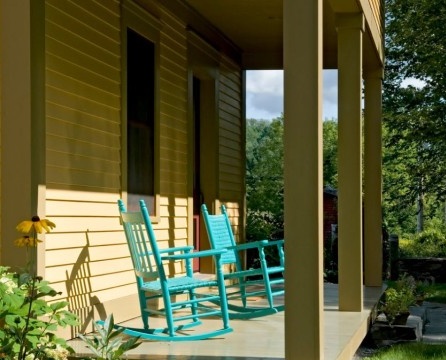 Kerusi biru di beranda