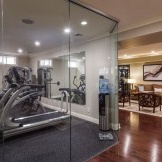 Das Design des Fitnessraums im Haus