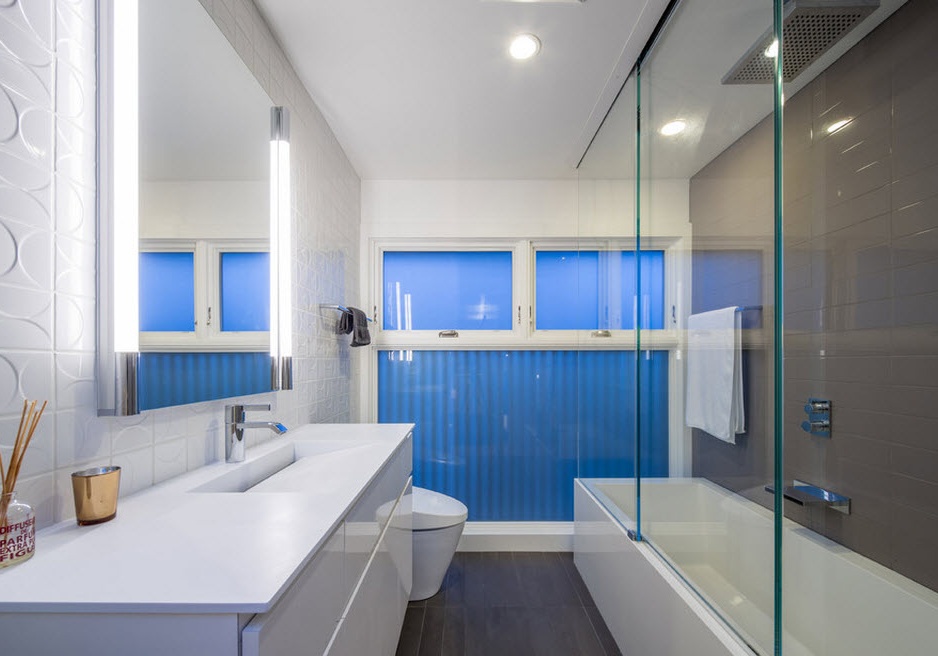 Blaue Fenster im Badezimmer
