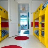Katil kuning di dalam bilik tidur untuk kanak-kanak