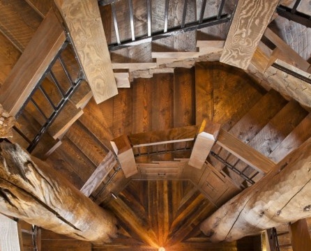 Schöne Wendeltreppe aus Holz