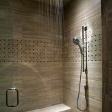 Holzimitat in der Dusche