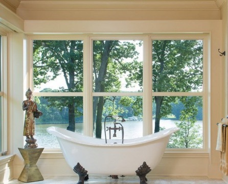 Ungewöhnliche Badewanne am Fenster